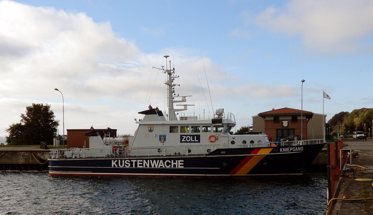 Das 28m lange Zollschiff KNIEPSAND am 08.10.21 in Sassnitz