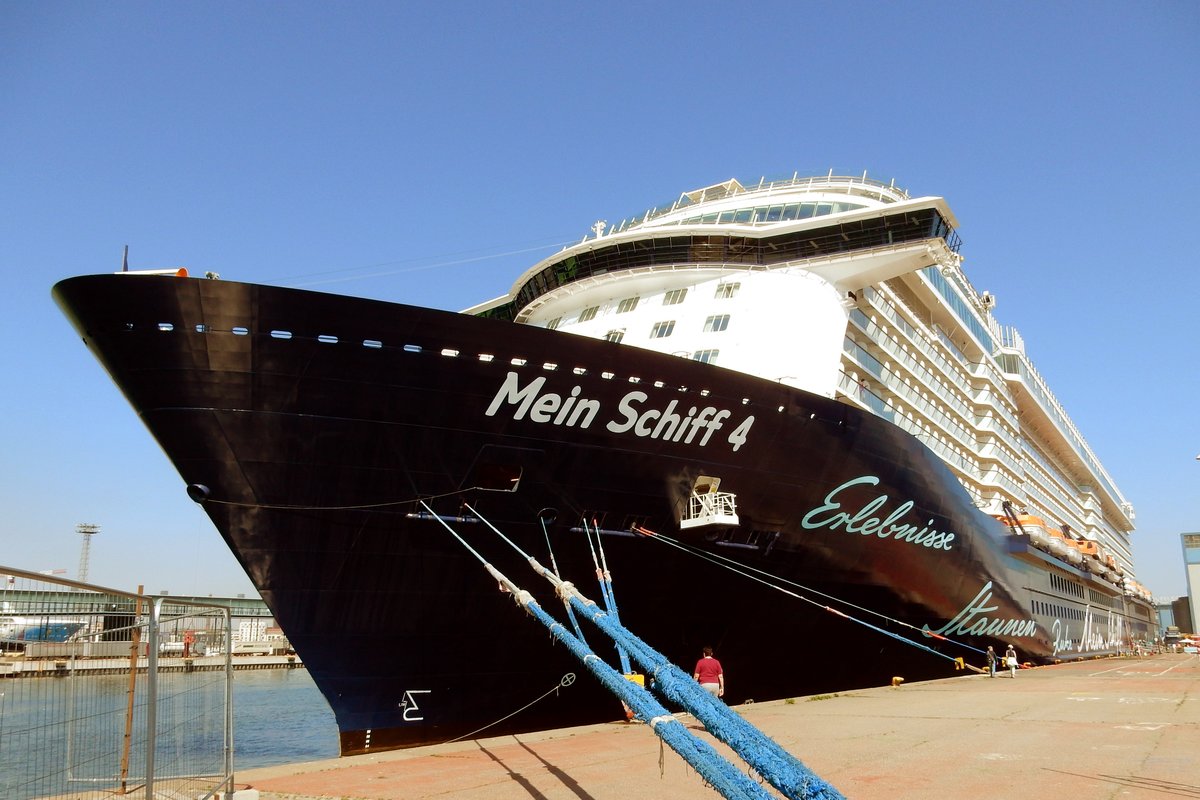 Das 294m lange Kreuzfahrtschiff Mein Schiff 4 am 17.05.18 in Helsinki