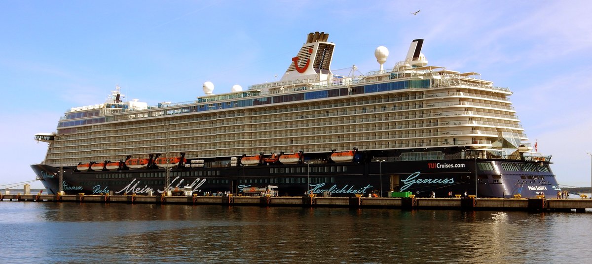 Das 294m lange Kreuzfahrtschiff Mein Schiff 4 am 20.05.18 in Tallinn