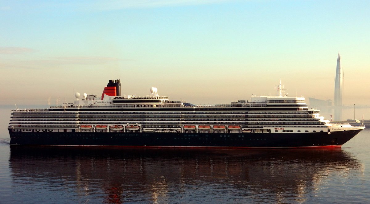 Das 294m lange Kreuzfahrtschiff QUEEN ELIZABETH einlaufend St. Petersburg am 18.05.18