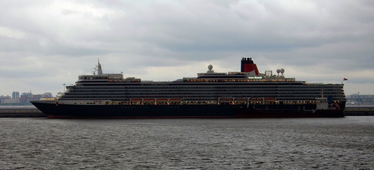 Das 294m lange Kreuzfahrtschiff QUEEN ELIZABETH einlaufend St. Petersburg am 18.05.18