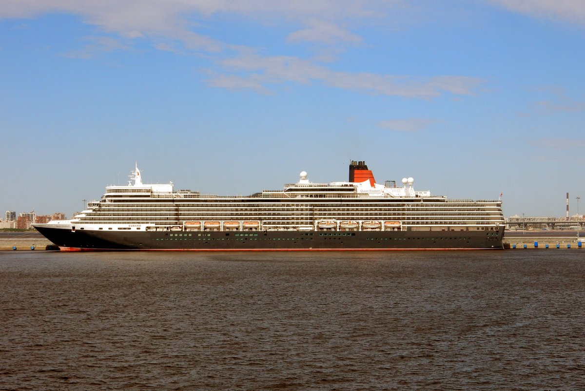 Das 294m lange Kreuzfahrtschiff QUEEN ELIZABETH einlaufend St. Petersburg am 18.05.18