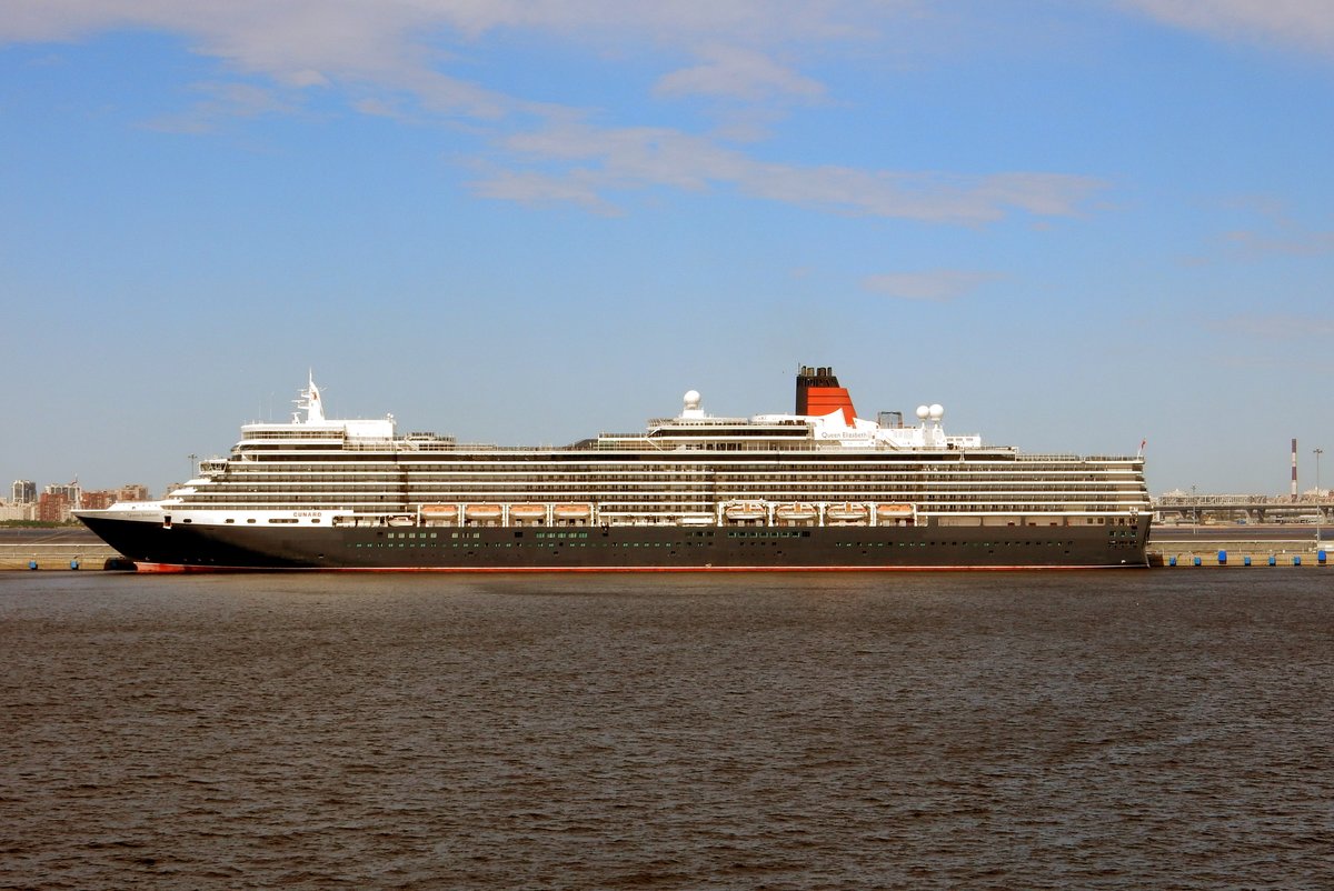 Das 294m lange Kreuzfahrtschiff QUEEN ELIZABETH einlaufend St. Petersburg am 18.05.18