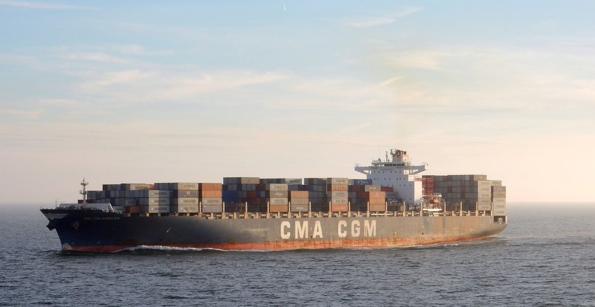Das 300m lange Containerschiff CMA CGM Rabelais  am 28.05.17 auf der Weser mit Anfahrt Bremerhaven