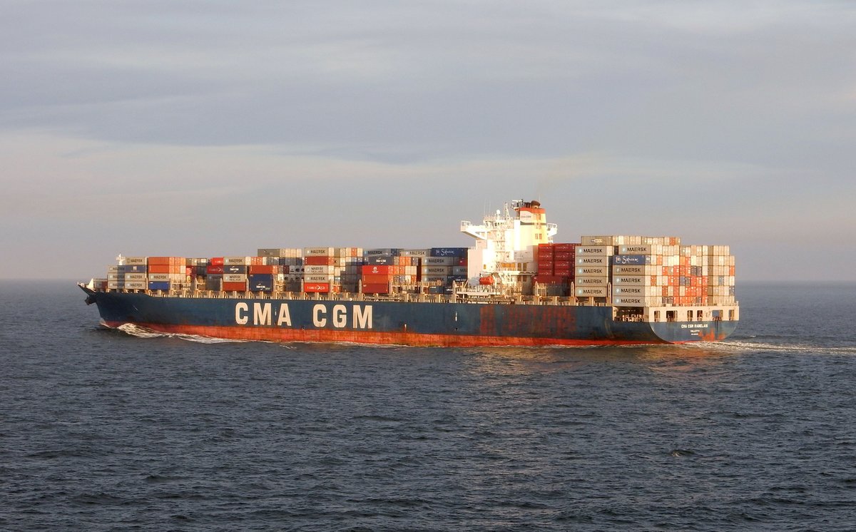 Das 300m lange Containerschiff CMA CGM Rabelais am 28.05.17 auf der Weser mit Anfahrt Bremerhaven