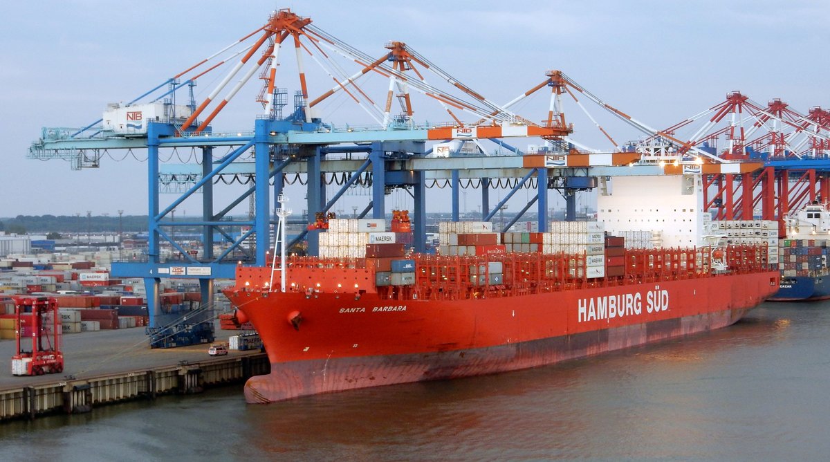 Das 300m lange Containerschiff SANTA BARBARA am 10.06.19 in Bremerhaven.