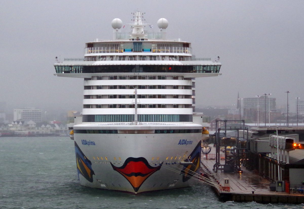 Das 300m lange Kreuzfahrtschiff AIDAprima am 05.06.17 in Southampton