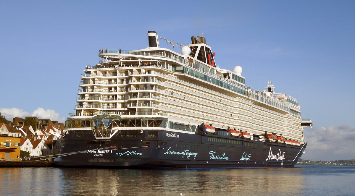 Das 316m lange Kreuzfahrtschiff MEIN SCHIFF 1 am 22.09.23 in Stavanger