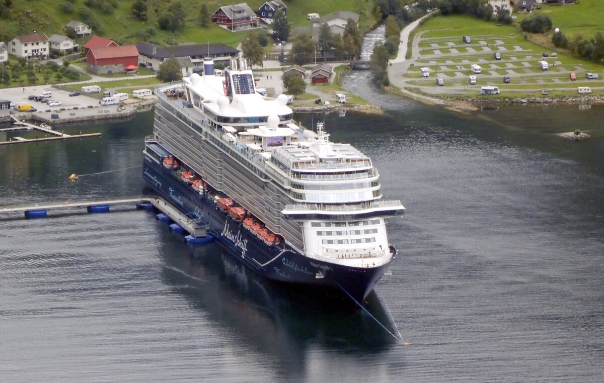 Das 316m lange Kreuzfahrtschiff MEIN SCHIFF 1 am 24.09.23 im Geiranger Fjord.