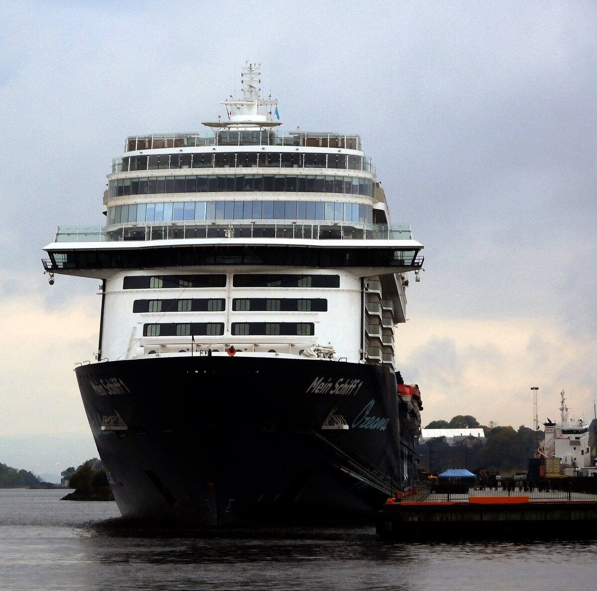 Das 316m lange Kreuzfahrtschiff MEIN SCHIFF 1 am 27.09.23 in Oslo