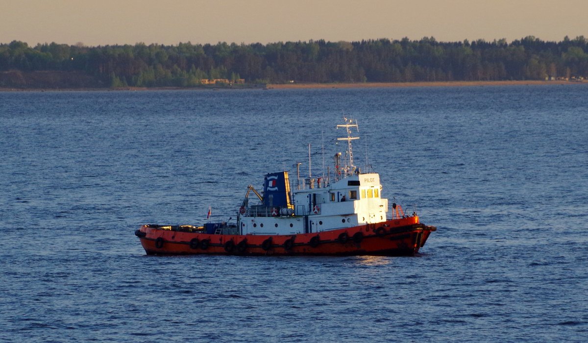 Das 34m lange Lotsenschiff Bug am 19.05.18 vor Kronstadt