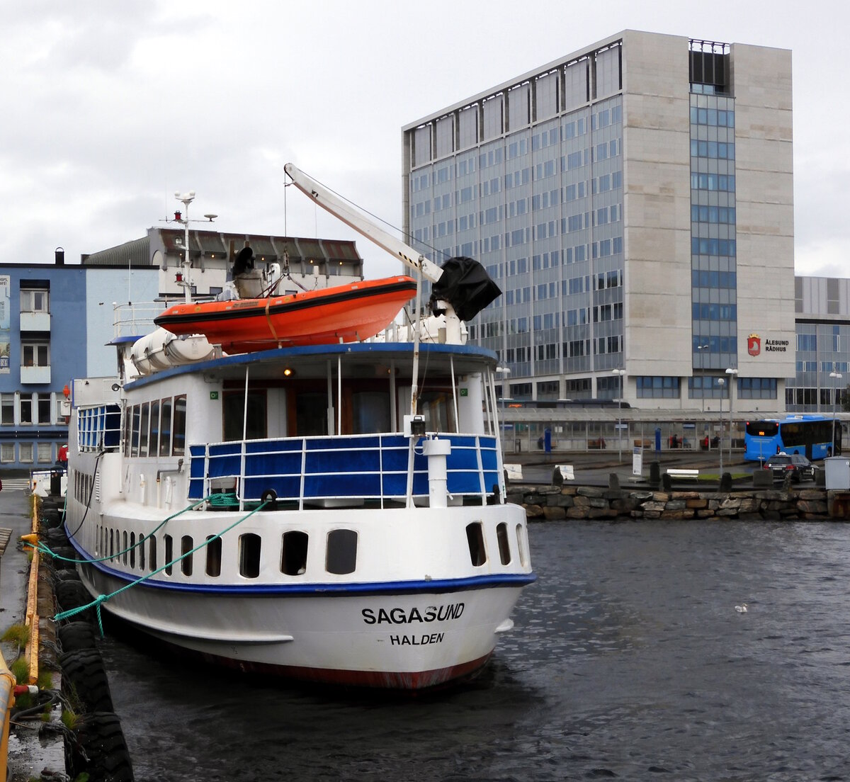 Das 36m lange Passagierschiff SAGASUND am 25.09.23 in Alesund