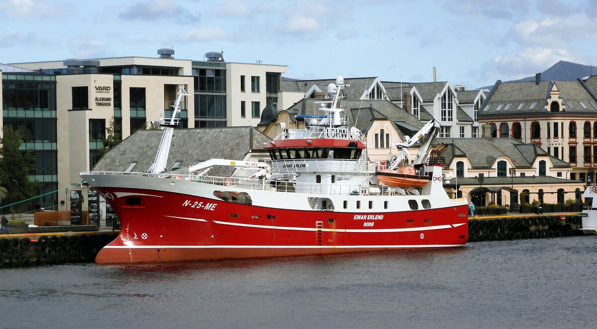 Das 37m lange Fangschiff N-25-ME EINAR ERLEND am 25.09.23 in Alesund