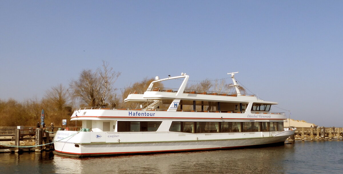 Das 40m lange Fahrgastschiff OSTSEEBAD WARNEMUENDE am 25.03.22 in Rostock