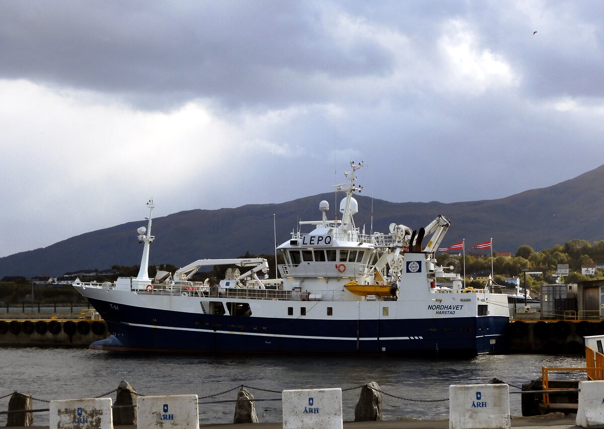 Das 43m lange Fangschiff NORDHAVET am 25.09.23 in Alesund