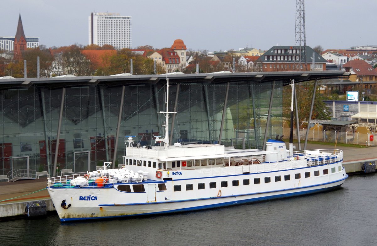 Das 49m lange Passagierschiff BALTICA am 10.11.17 am Cruiseterminal Rostock