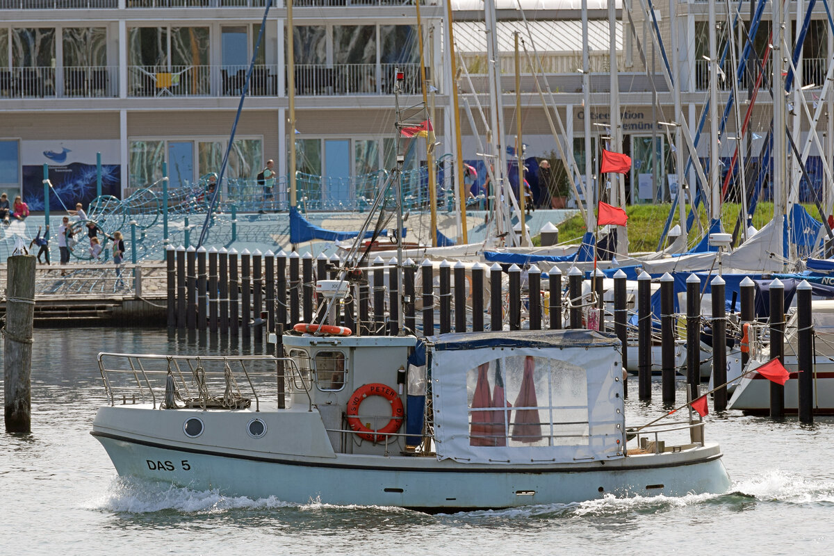 DAS 5 PETER, ein Fischereifahrzeug aus Dassow, am 24.08.2021 im Hafen von Lübeck-Travemünde. 