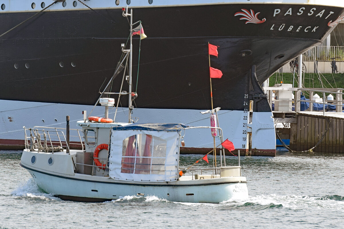 DAS 5 PETER, ein Fischereifahrzeug aus Dassow, am 24.08.2021 im Hafen von Lübeck-Travemünde. 