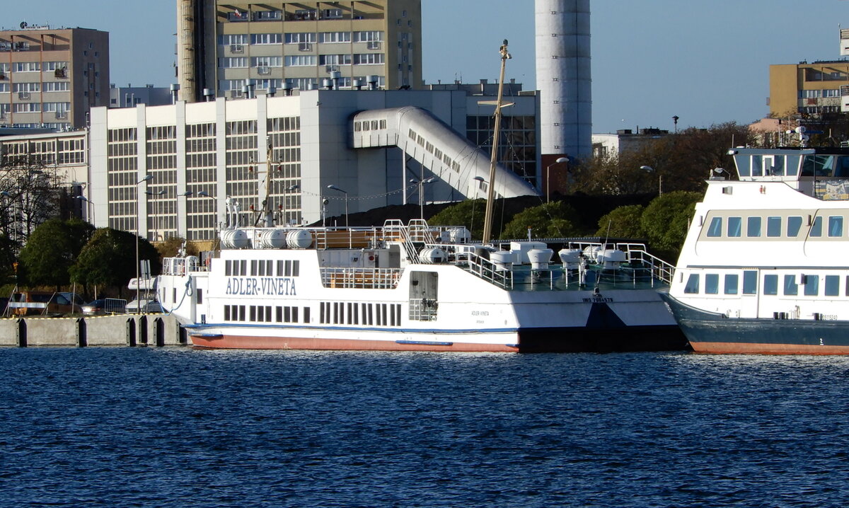 Das 53m lange Passagierschiff ADLER VINETA am 10.11.22 in Swinemünde