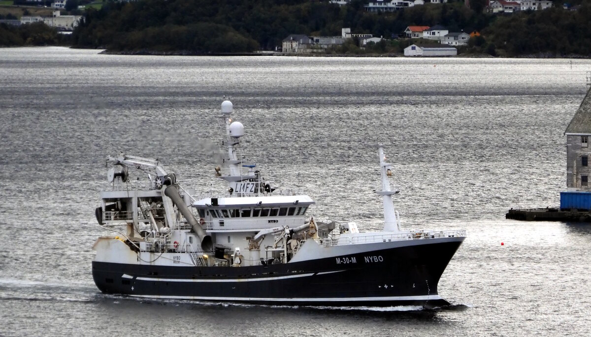 Das 65m lange Fangschiff M-30-M NYBO am 25.09.23 in Alesund