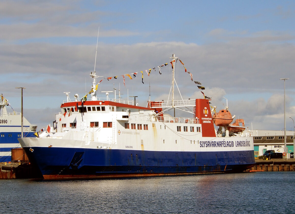 Das 68m lange Trainingsschiff SAEBJORG (IMO:7382938) am 31.05.2025 im Stadthafen von Reykjavik.