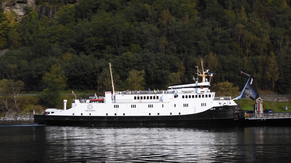 Das 69m lange Fährschiff BOLSOY am 24.09.23 in Geiranger