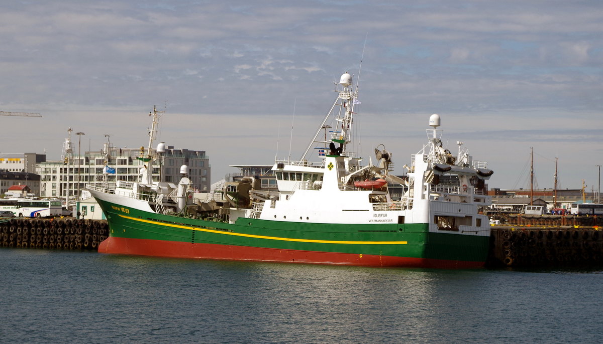 Das 70m lange Fischereifahrzeug ISLEIFUR VE63 am 17.06.19 in Reykjavik