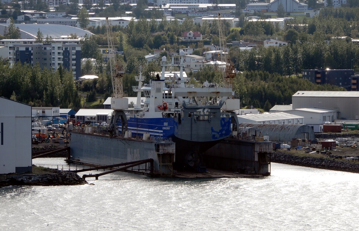 Das 81m lange Fangschiff VENUS NS 150 am 29.05.25 in Akureyri in der Werft.