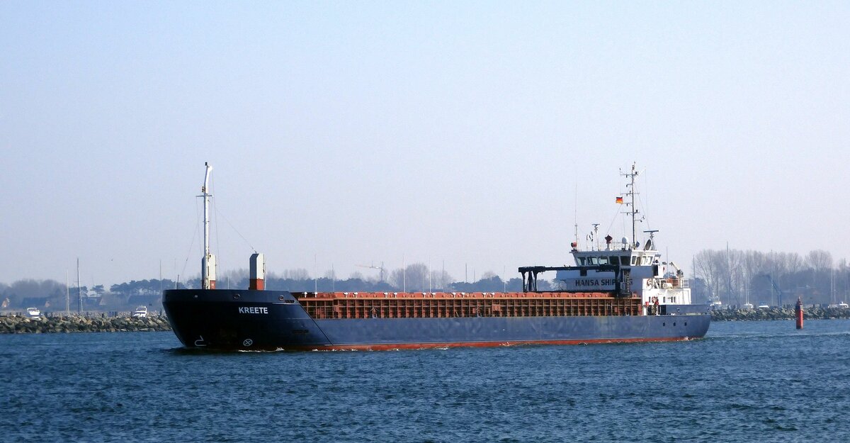 Das 82m lange Frachtschiff KREETE am 25.03.22 ausgehend Rostock