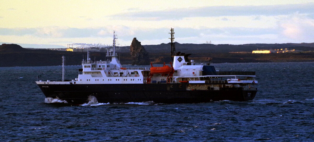Das 90m lange Expeditionsschiff ORTELIUS (IMO 8509181) am 01.06.25 vor der südlichen Küste Islands.
