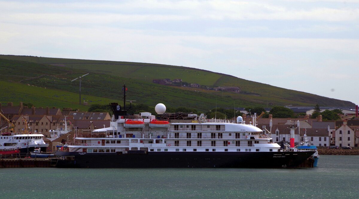 Das 90m lange Kreuzfahrtschiff ISLAND SKY (IMO 8802894) am 02.06.25 in Kirkwall.