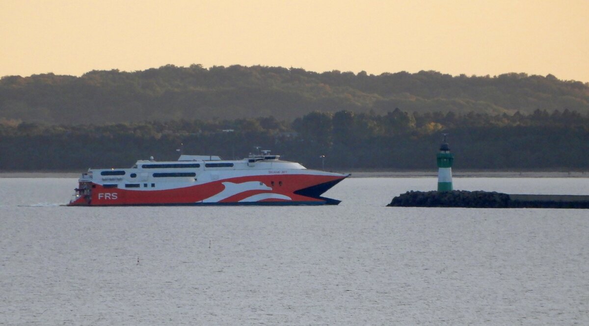 Das 91m lange Fährschiff SKANE JET am Abend des 06.10.21 einlaufend Mukran