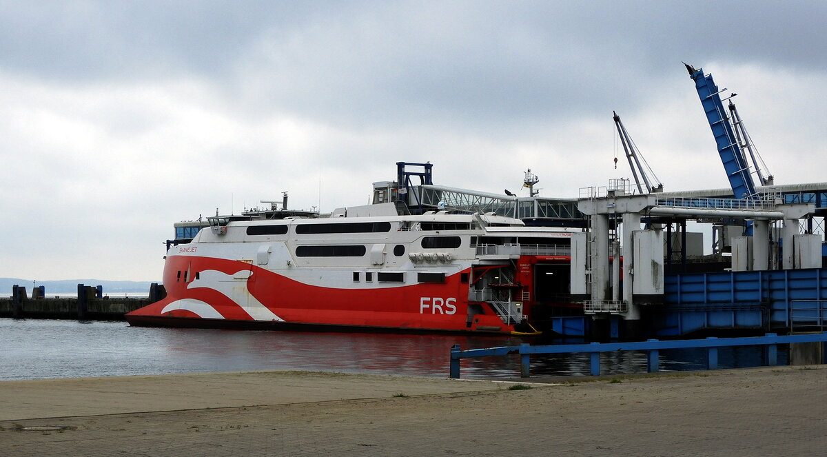 Das 91m lange Fährschiff SKANE JET am 18.10.22 im Fährhafen Sassnitz-Mukran.