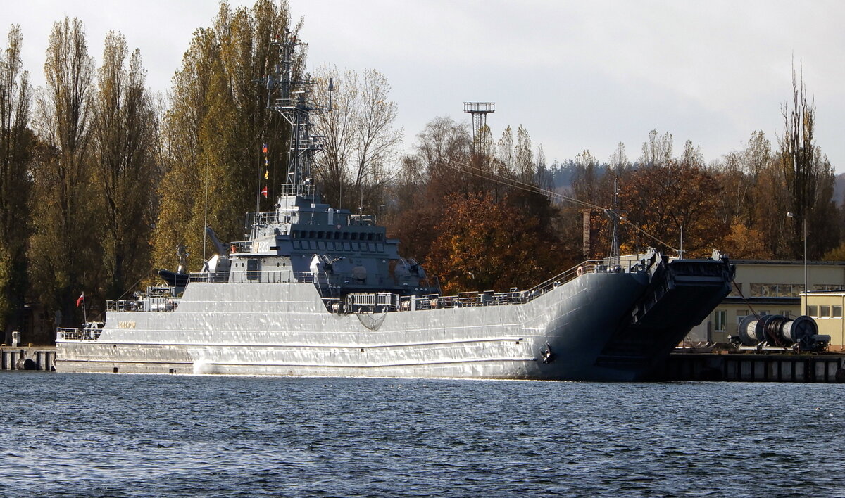 Das 95m lange Marine Landungsschiff ORP KRAKOW der polnischen Marine am 10.11.22 in Swinemünde