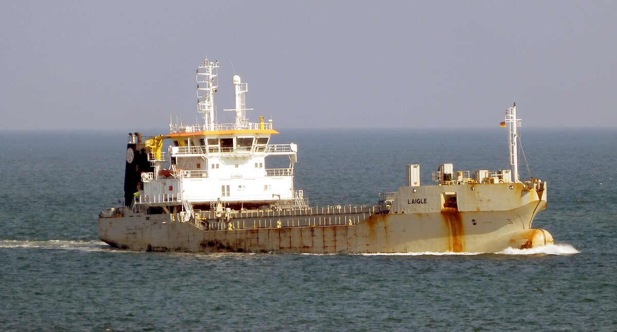 Das 96m lange Baggerschiff LAIGLE am 07.03.24 in Rostock