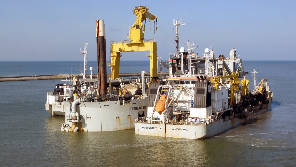 Das 99m lange Baggerschiff DE BOUGAINVILLE am 07.03.24 in Rostock