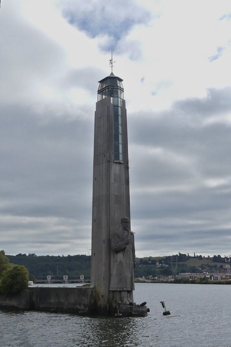 Das Albert 1. Denkmal steht am 42 Meter hohen Leuchtturm, an der Spitze der Insel Monsin, nahe Lttich, wo die Maas rechts und der Albertkanal links vorbei flieen. 09.2025