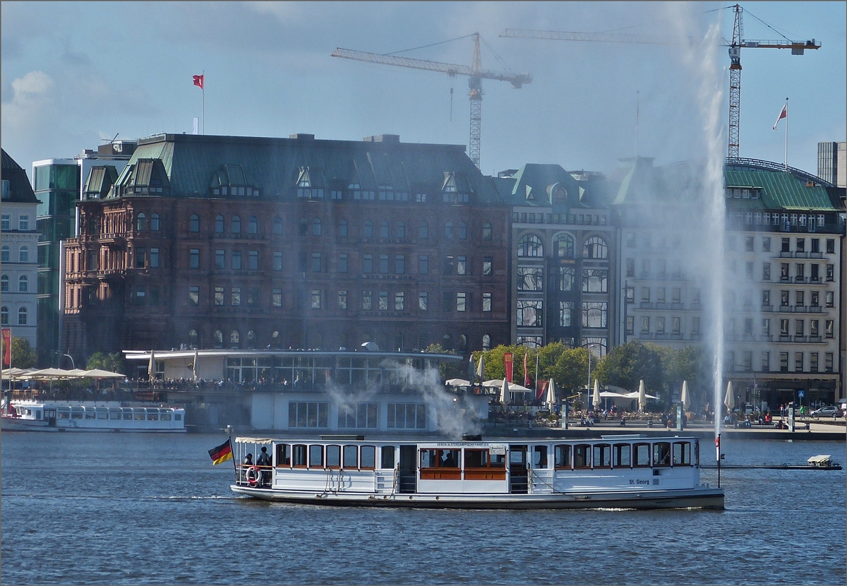 Das Alster Dampfschiff „St Georg“, hat soeben ihren Anleger am Jungfernstieg auf der verlassen und fhrt an der Alsterfontne auf der Binnenalster vorbei. 18.09.2019