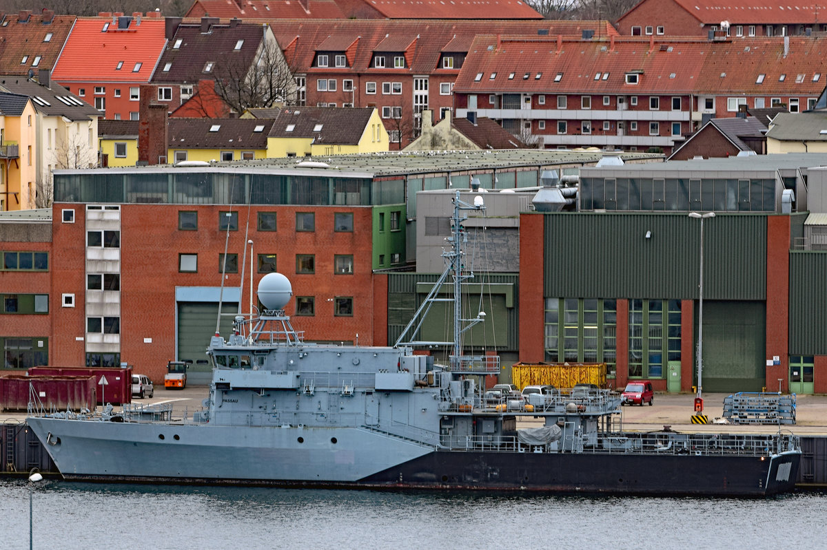 Das am 27.09.2013 außer Dienst gestellte Minenjagdboot PASSAU (M 1096) im Hafen von Kiel. Aufnahme vom 09.02.2015