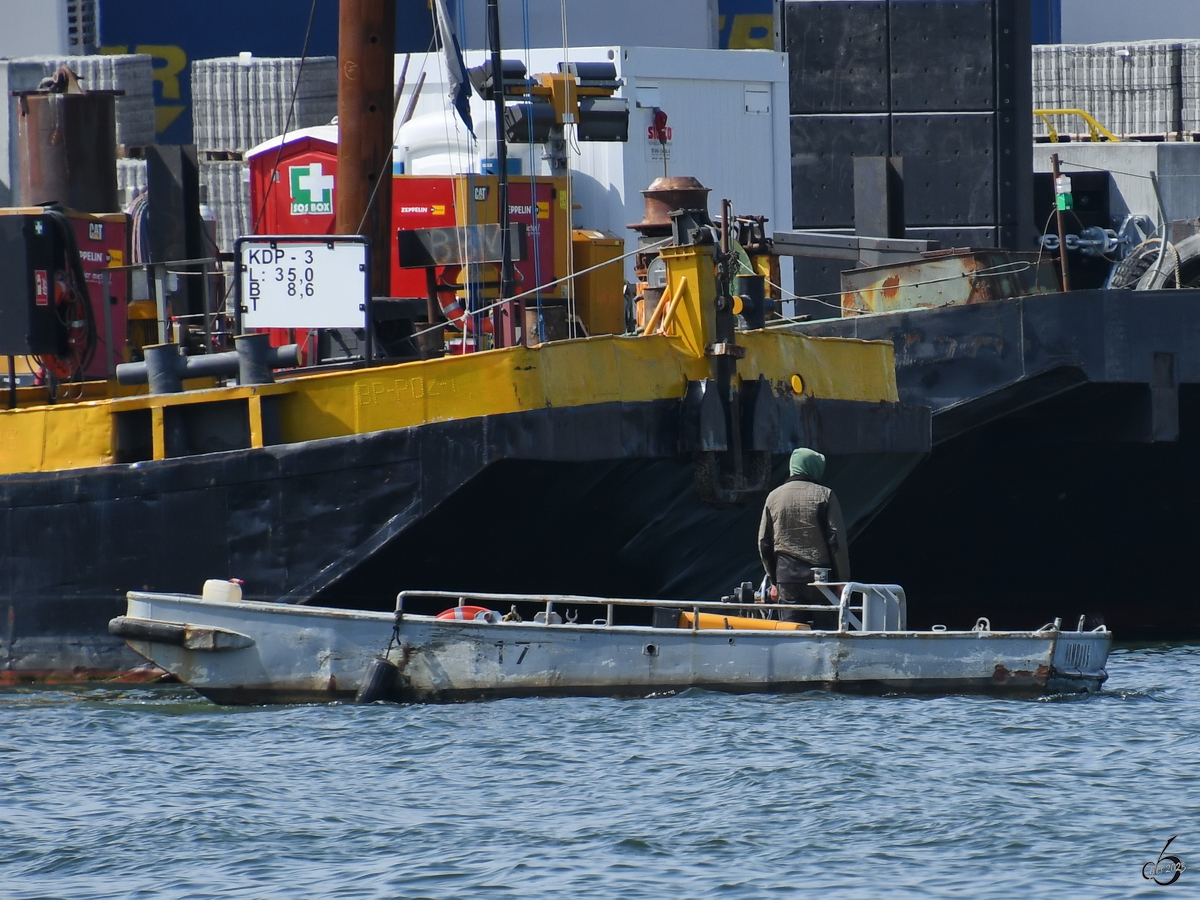 Das Arbeitsboot 17 tuckerte Anfang Mai 2023 in der Nähe des SKandinavienkais in Travemünde.