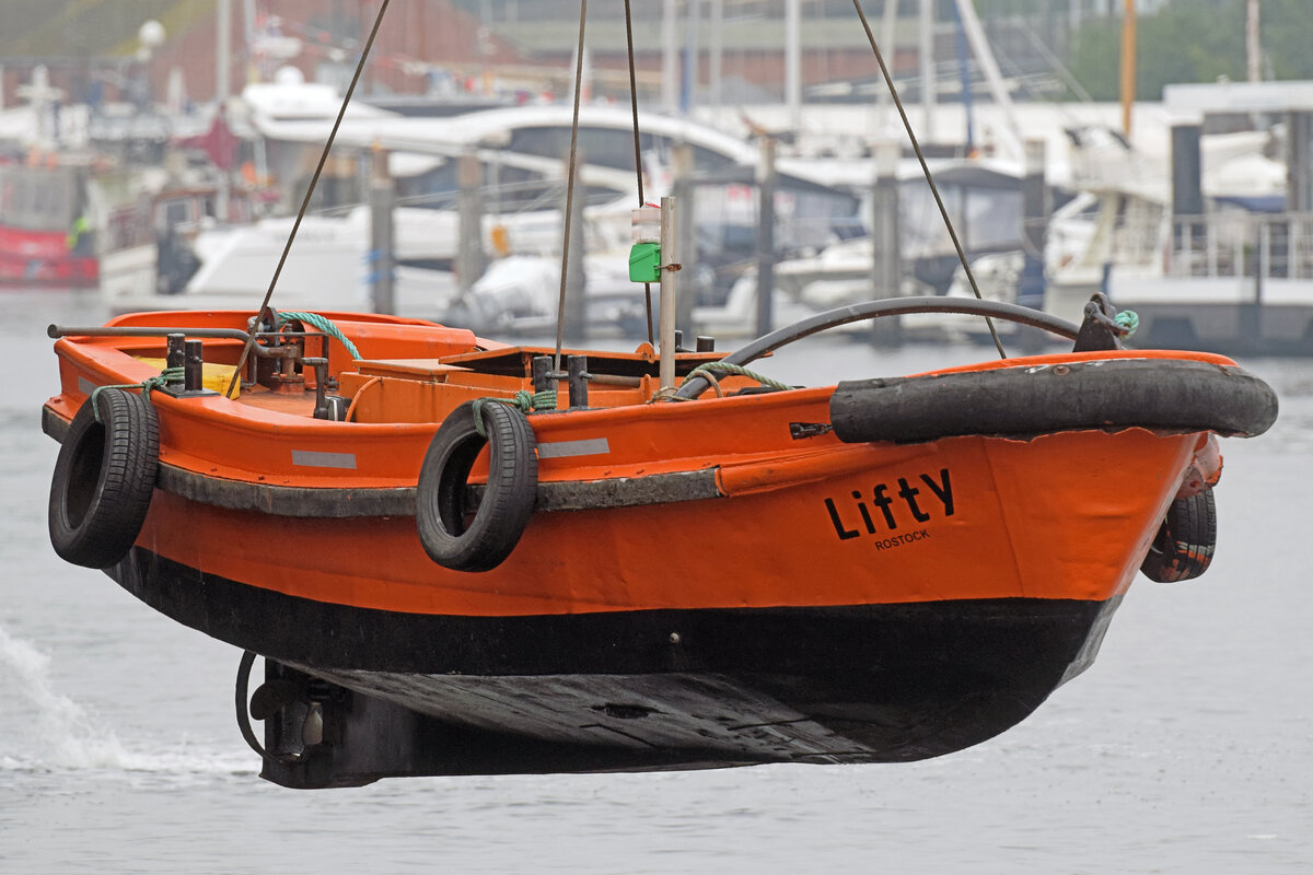 Das Arbeitsboot LIFTY gehört zum Schwimmkran BALTIC LIFT. Travemünde, 13.7.2021