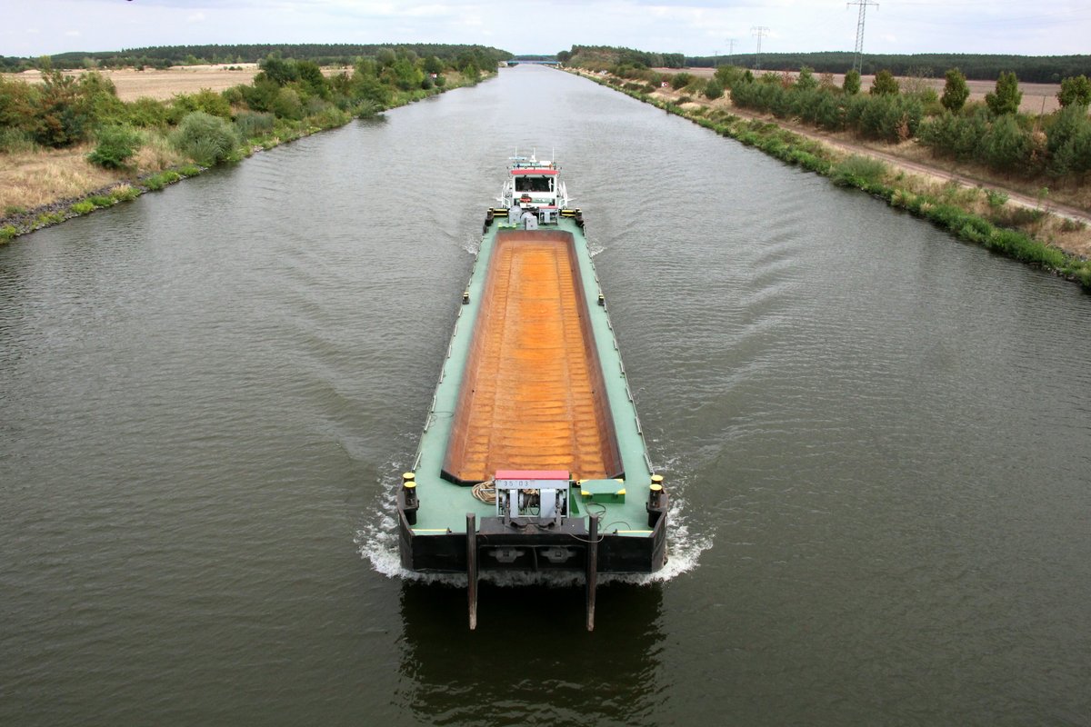 Das Arbeitsboot Niegripp (05039290 , 14,80 x 3,80m) vom WSA Magdeburg schob am 28.08.2018 im Elbe-Havelkanal bei Niegripp den Leichter 3503 zur gleichnamigen Aussenstelle.  