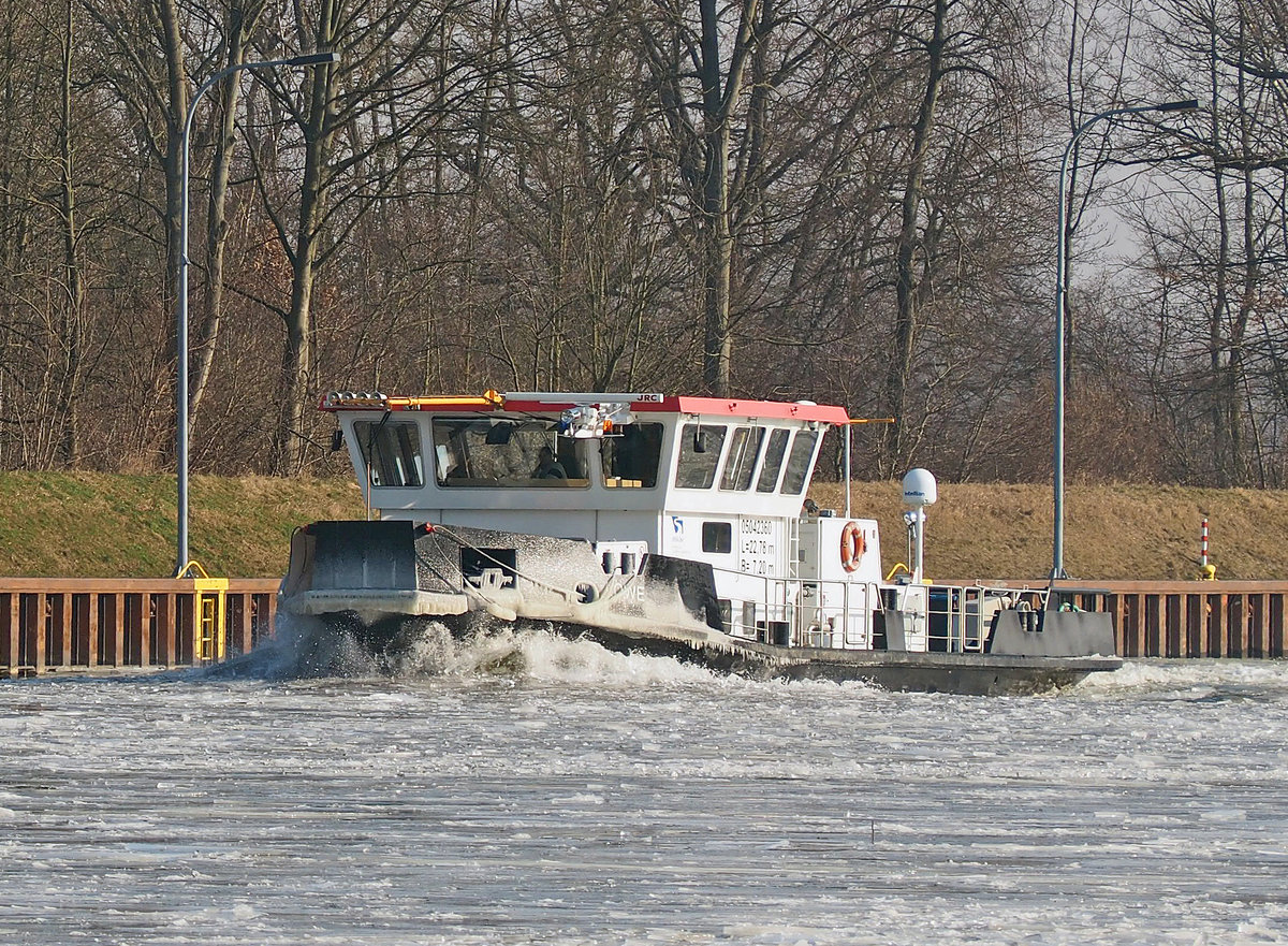 Das Arbeitsschiff und Eisbrecher LÖWE  vom WSA Braunschweig bei seiner ersten Bewährungsprobe im Eis.Foto 3.3.2018 auf dem MLK vom Eisbrecherarchiv Mineif.