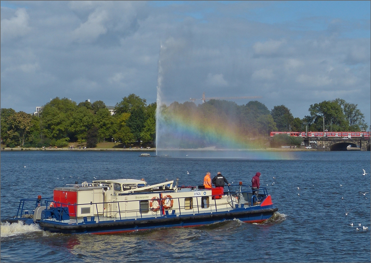 Das Arbeitsschiff H 9424 Brckenprfer, unterwegs auf der Binnenalster in Hamburg. 18.09.2019