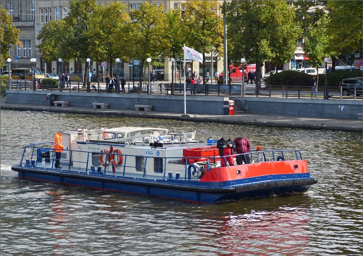 Das Arbeitsschiff H 9424 Brückenprüfer, unterwegs auf der Binnenalster in Hamburg. 18.09.2019 