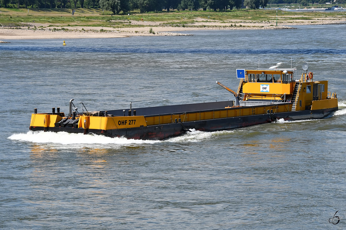 Das Arbeitsschiff OHF 277 (4812520) auf dem Rhein. (Düsseldorf, Juni 2018)