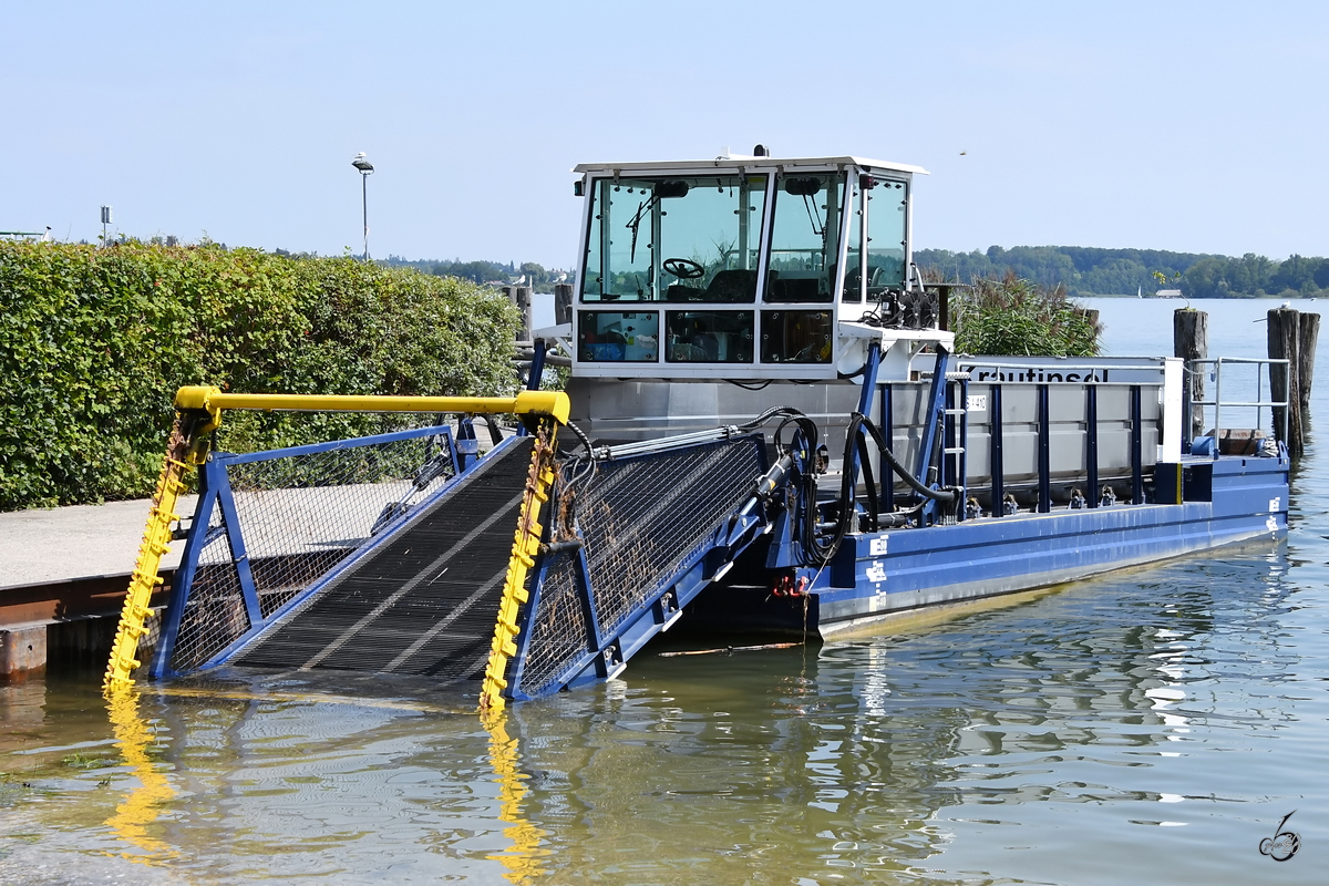 Das Arbeitsschiff TS-410 war Mitte August 2020 im Hafen von Prien zu sehen.