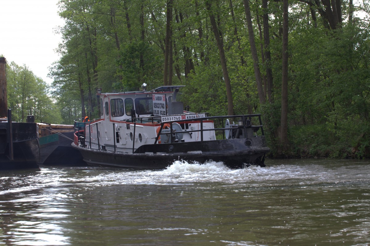 Das Arbeitsshiff Krokodil verholt ein Arbeitsponton.Steinhavel, nahe Klein Qussow
19.05.2015  11:53 Uhr.