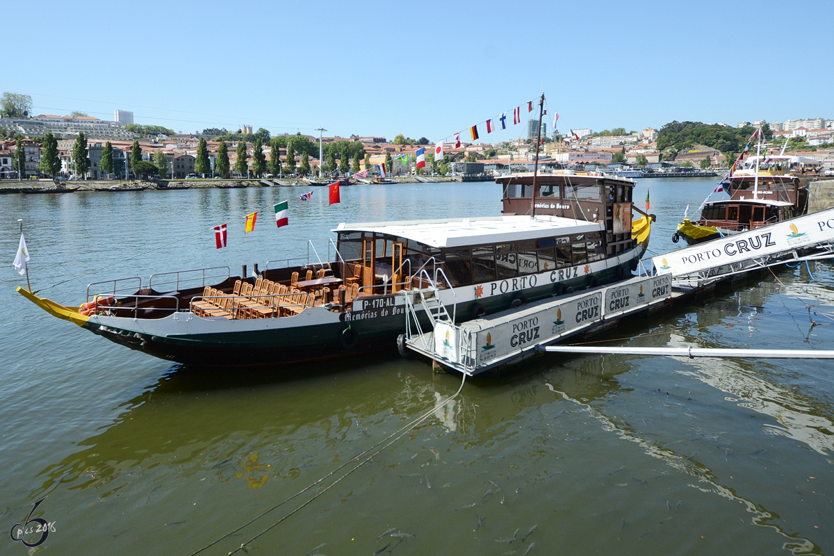 Das Ausflugsboot  Memórias do Douro  wartet auf seine Gäste (Porto, Mai 2013)