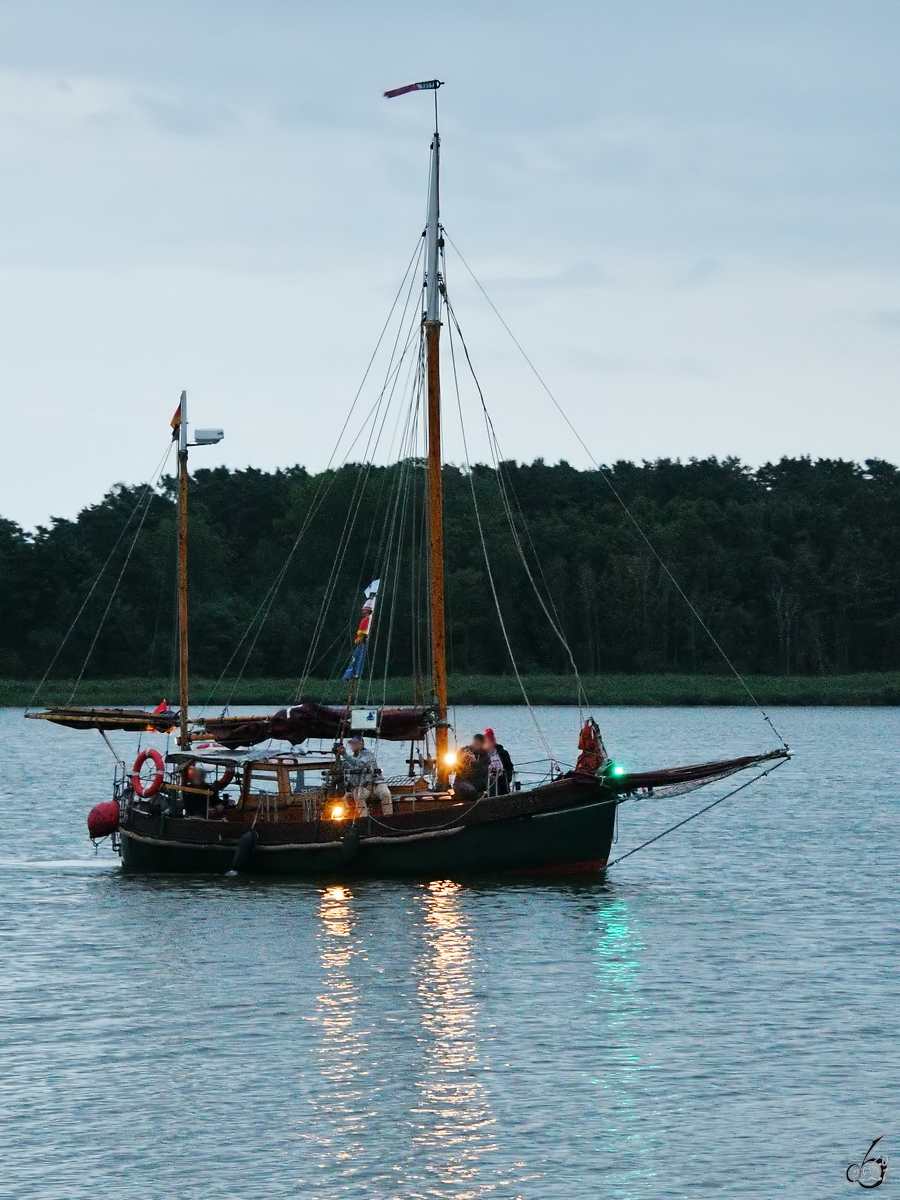 Das Ausflugsboot MÖWE kehrt von einer Touristenfahrt zurück, so gesehen Mitte August 2021 in Wolgast.